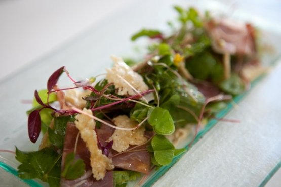 Spalla d’agnello con animelle, patate, spinaci e salsa verde di Paul Ainsworth